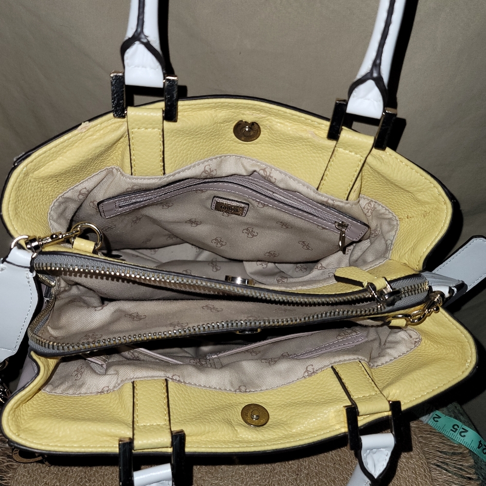 Guess purse - Picture 10 of 12
